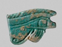 Aeg F 109  Aeg F 109, Dritte Zwischenzeit, Udjatauge, Fayence, L 2,2 cm, B 1,4 cm, H 0,4 cm : Bestandskatalog Ägypten, Museumsfoto: Claus Cordes